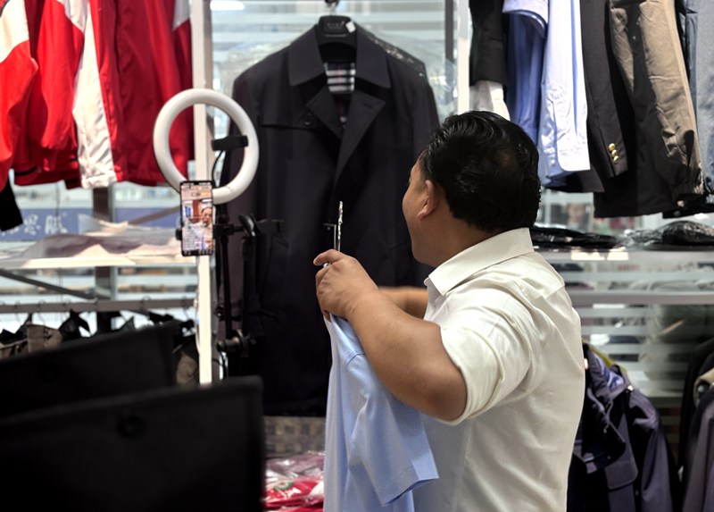 服装设计习水：家门口制衣厂 编织大众“失业梦”(图2)