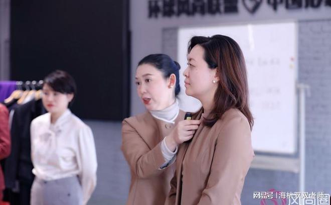 服装设计口试同款西装差别分?妥学解读着装三大隐形评价尺度。