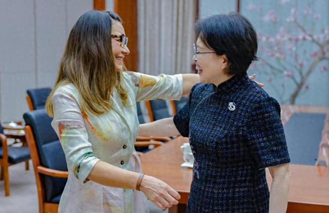 工作服定制巴西总统夫人到北京后换夏装!穿五分袖连衣裙与平底鞋知性文雅